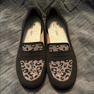 Clarks Black and Leopard Print Cloudsteppers Women's Loafers size 9